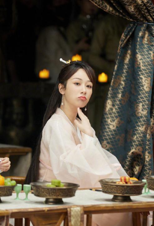 扒爷最新爆料杨紫黄子韬,扒爷独家爆料，娱乐圈新恋情来袭！